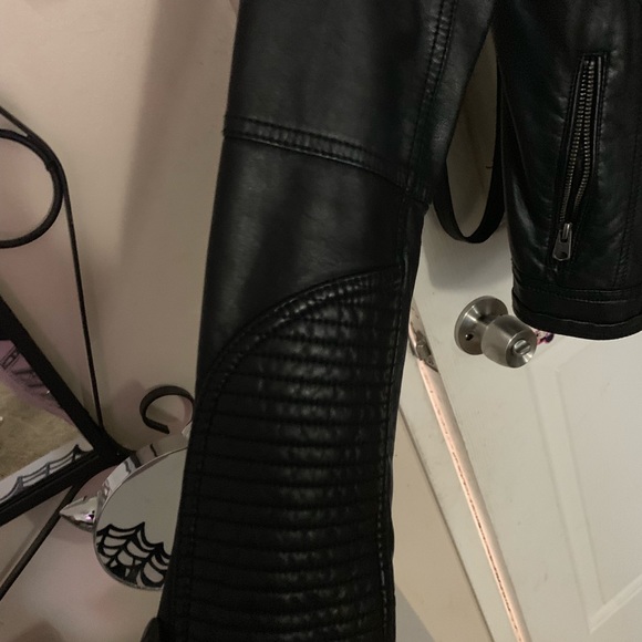 Large Albercrombie & Fitch Leather Jacket - Picture 4 of 5